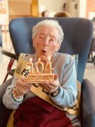 Nuestra residente Carmen cumple 104 años Cumpleaños en la Residencia de mayores Txurdinagabarri de Bilbao