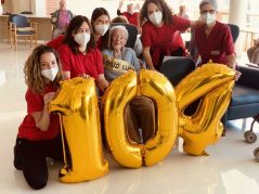 Nuestra residente Carmen cumple 104 años Cumpleaños en la Residencia de mayores Txurdinagabarri de Bilbao