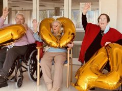 Nuestra residente Carmen cumple 104 años Cumpleaños en la Residencia de mayores Txurdinagabarri de Bilbao