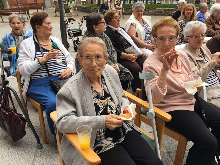 La Residencia Txurdinagabarri acompaña a la de Kirikiño en las fiestas de Santutxu Con la Residencia de Ancianos Kirikiño de Santutxu
