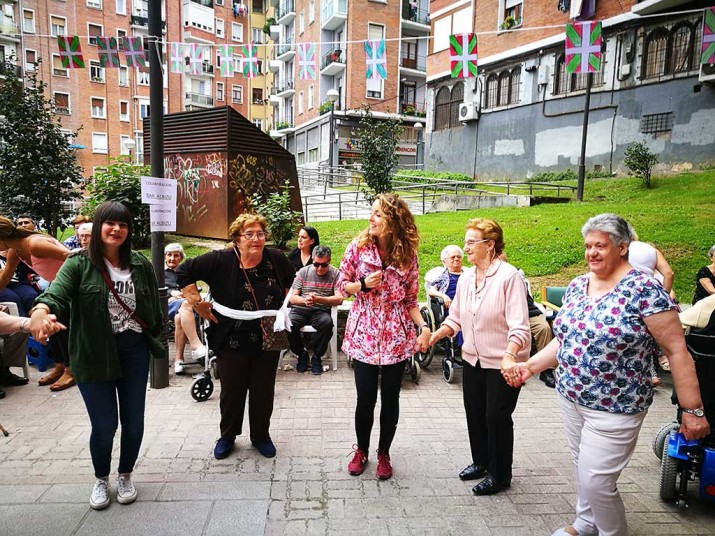 La Residencia Txurdinagabarri acompaña a la de Kirikiño en las fiestas de Santutxu Con la Residencia de Ancianos Kirikiño de Santutxu