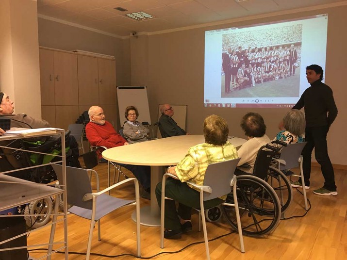 Aguiar y Javi González, nuevos dinamizadores del Taller de Reminiscencia en Barandiaran y Txurdinagabarri Taller de reminiscencia en la Residencia de ancianos Txurdinagabarri de Bilbao