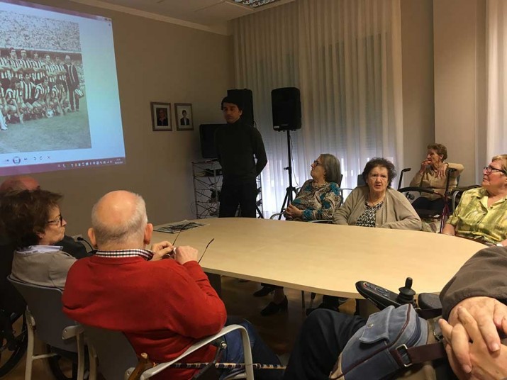 Aguiar y Javi González, nuevos dinamizadores del Taller de Reminiscencia en Barandiaran y Txurdinagabarri Taller de reminiscencia en la Residencia de ancianos Txurdinagabarri de Bilbao