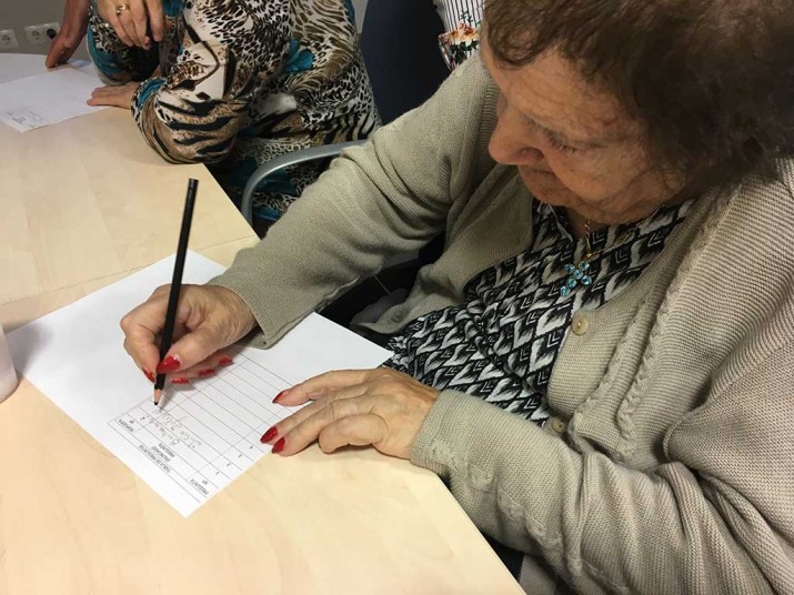 Aguiar y Javi González, nuevos dinamizadores del Taller de Reminiscencia en Barandiaran y Txurdinagabarri Taller de reminiscencia en la Residencia de ancianos Txurdinagabarri de Bilbao