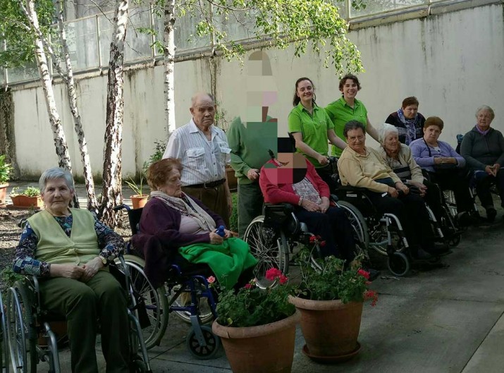 Durangoko AKI dendak lorezaintza materiala dohaintzan eman dio Barandiaran Egoitzari