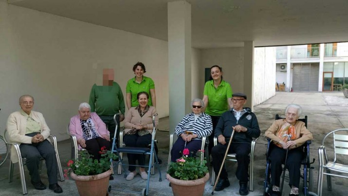 Durangoko AKI dendak lorezaintza materiala dohaintzan eman dio Barandiaran Egoitzari