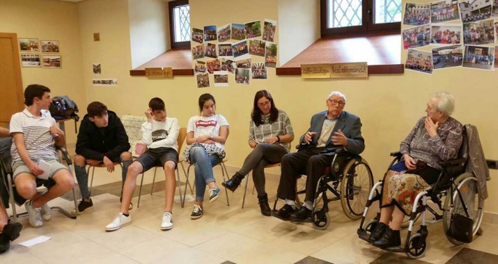 Mayores de la Residencia Barandiaran narran sus experiencias durante la Guerra Civil a jóvenes Entrevista a las personas mayores de la Residencia Barandiaran