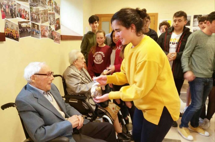 Mayores de la Residencia Barandiaran narran sus experiencias durante la Guerra Civil a jóvenes Entrega de obsequios a las personas mayores participantes
