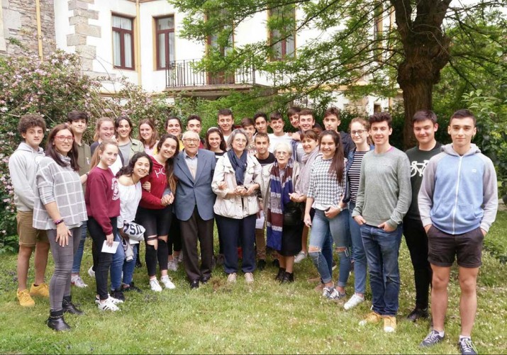 Mayores de la Residencia Barandiaran narran sus experiencias durante la Guerra Civil a jóvenes Alumnas y alumnos de San Antonio Ikastetxea, con mayores de la Residencia Barandiaran