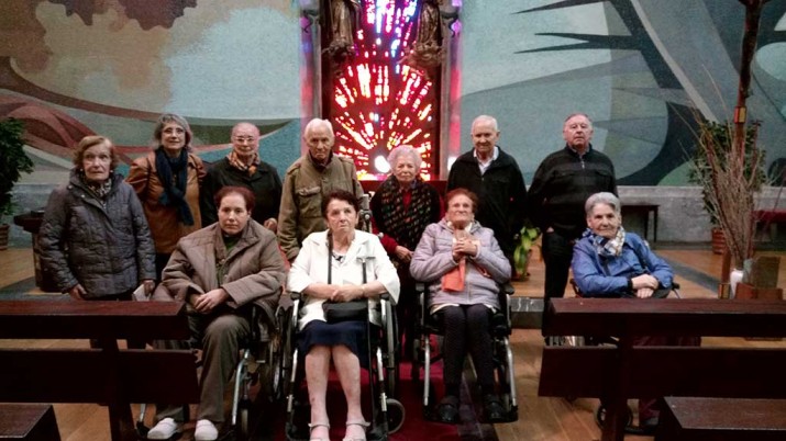 El grupo de la Residencia de ancianos de Durango, en el interior del templo