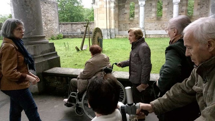 El grupo de la Residencia de ancianos de Durango, en el exterior del templo