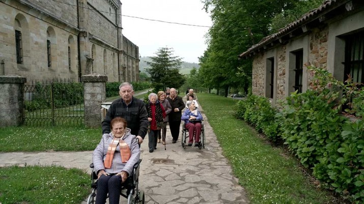 El grupo de la Residencia de ancianos de Durango, en el exterior del templo