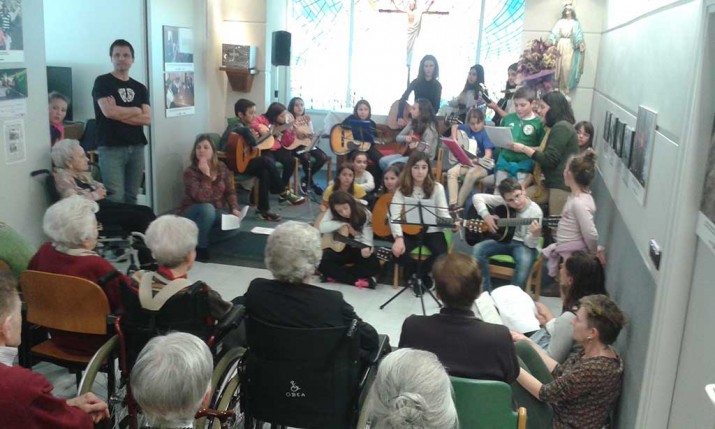 Herri kantak adinduentzako Santiago Egoitzako belaunaldien arteko trukean Herri kantak adinduentzako Santiago Egoitza Villabonan, Gipuzkoan