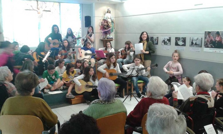 Herri kantak adinduentzako Santiago Egoitzako belaunaldien arteko trukean Herri kantak adinduentzako Santiago Egoitza Villabonan, Gipuzkoan