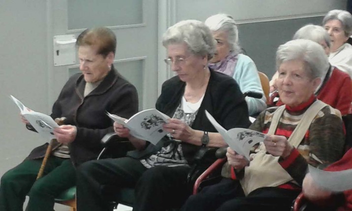 Herri kantak adinduentzako Santiago Egoitzako belaunaldien arteko trukean Herri kantak adinduentzako Santiago Egoitza Villabonan, Gipuzkoan