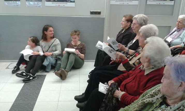 Herri kantak adinduentzako Santiago Egoitzako belaunaldien arteko trukean Herri kantak adinduentzako Santiago Egoitza Villabonan, Gipuzkoan