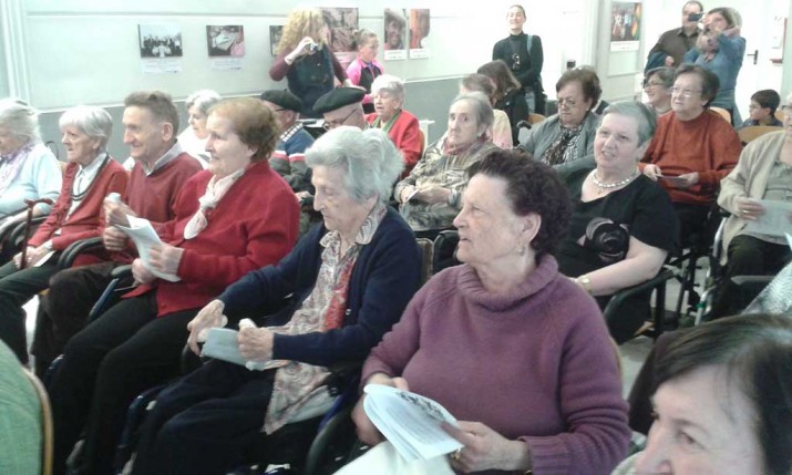 Herri kantak adinduentzako Santiago Egoitzako belaunaldien arteko trukean Herri kantak adinduentzako Santiago Egoitza Villabonan, Gipuzkoan