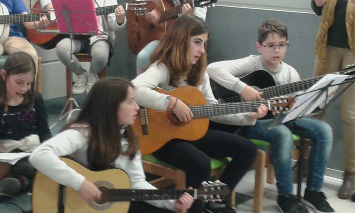 Herri kantak adinduentzako Santiago Egoitzako belaunaldien arteko trukean Herri kantak adinduentzako Santiago Egoitza Villabonan, Gipuzkoan