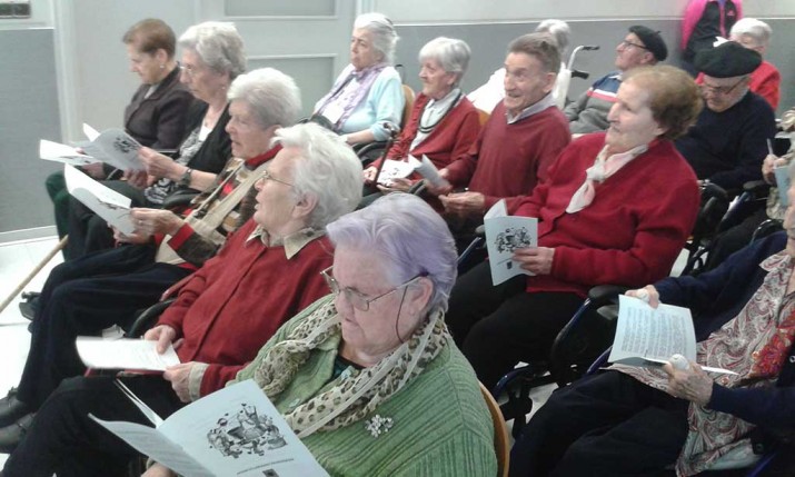 Herri kantak adinduentzako Santiago Egoitzako belaunaldien arteko trukean Herri kantak adinduentzako Santiago Egoitza Villabonan, Gipuzkoan