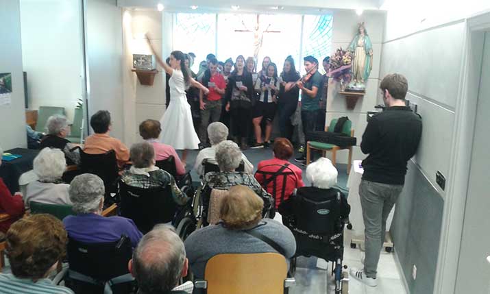 Belaunaldi trukea amaitzeko jaia adinduentzako Santiago Egoitzan