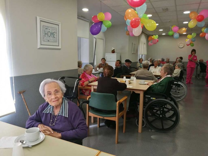 Pilar Garaiburuk 103 urte bete ditu Villabonako adinduentzako Santiago Egoitzan