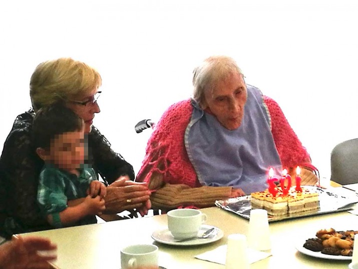 Pilar Garaiburuk 103 urte bete ditu Villabonako adinduentzako Santiago Egoitzan