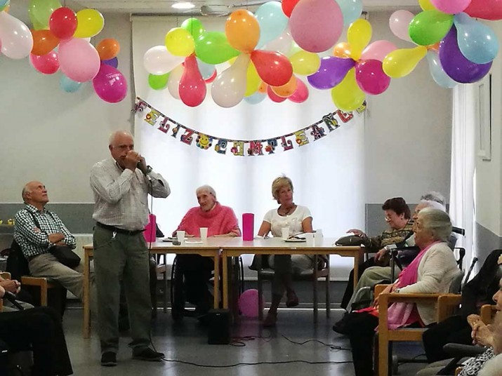 Pilar Garaiburuk 103 urte bete ditu Villabonako adinduentzako Santiago Egoitzan