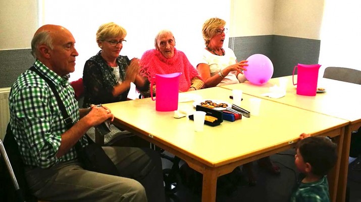 Pilar Garaiburuk 103 urte bete ditu Villabonako adinduentzako Santiago Egoitzan