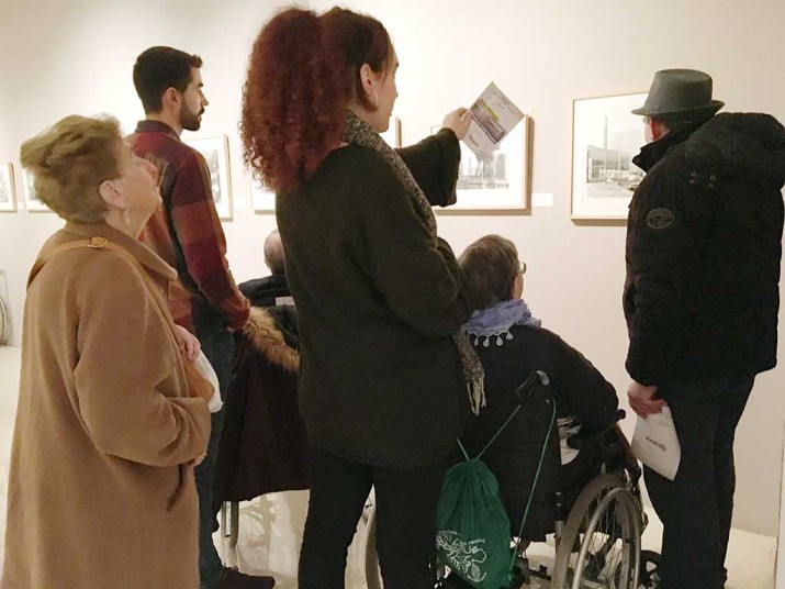 Contemplando los "Paisajes transformados" de Bilbao Ancianos de Txurdinagabarri en la exposición "Paisajes transformados"