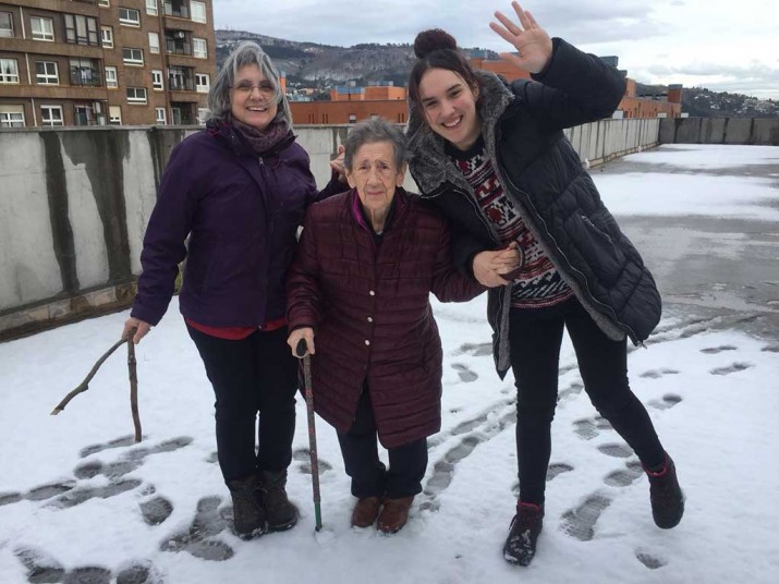 Disfrutando con la nieve en Txurdinagabarri Nieve en la Residencia de ancianos Txurdinagabarri de Bilbao