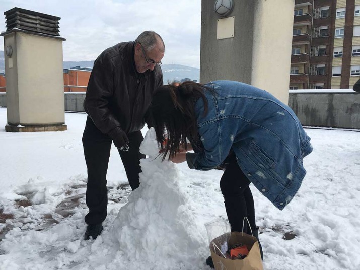 Disfrutando con la nieve en Txurdinagabarri Nieve en la Residencia de ancianos Txurdinagabarri de Bilbao