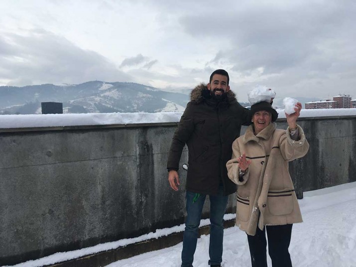 Disfrutando con la nieve en Txurdinagabarri Nieve en la Residencia de ancianos Txurdinagabarri de Bilbao