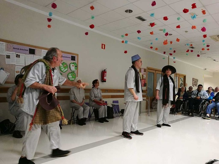 Tarde de teatro en la Residencia Txurdinagabarri Teatro en la Residencia geriátrica Txurdinagabarri de Bilbao