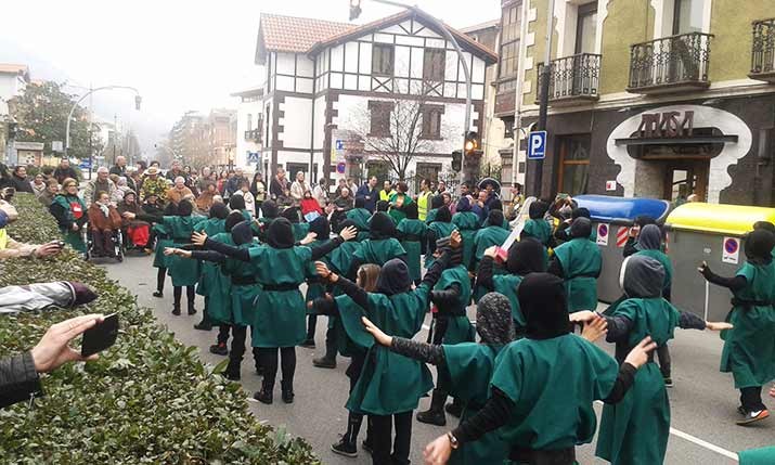 Villabonako Santiago Egoitza inauteriz jantzi da Villabonako Santiago Egoitza inauteriz jantzi da