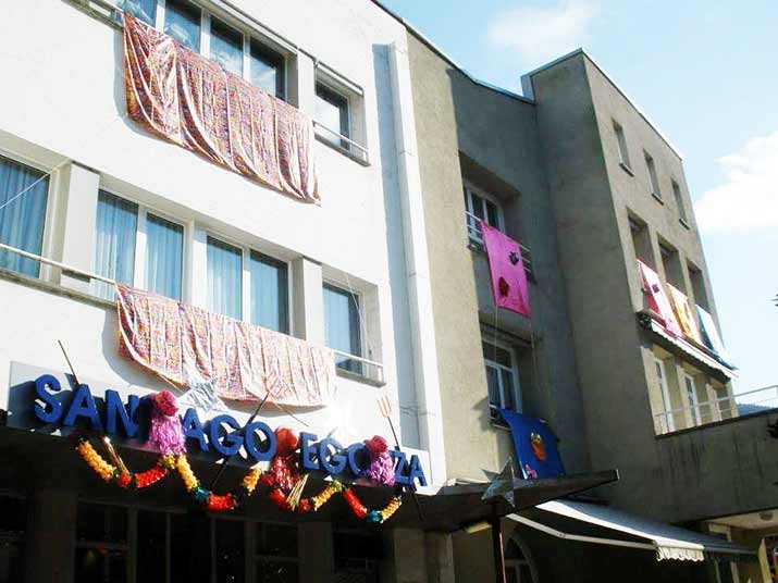 Villabonako Santiago Egoitza inauteriz jantzi da Villabonako Santiago Egoitza inauteriz jantzi da