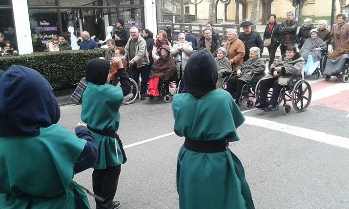 Villabonako Santiago Egoitza inauteriz jantzi da Villabonako Santiago Egoitza inauteriz jantzi da
