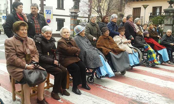 Villabonako Santiago Egoitza inauteriz jantzi da Villabonako Santiago Egoitza inauteriz jantzi da