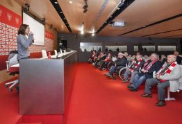 Visita a San Mamés del Taller de Reminiscencia y Fútbol de la Residencia Barandiaran