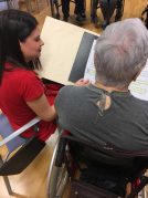 Cuentacuentos navideño en la Residencia de mayores Txurdinagabarri