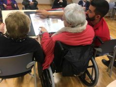 Cuentacuentos navideño en la Residencia de mayores Txurdinagabarri