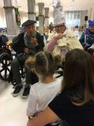 Cuentacuentos navideño en la Residencia de mayores Txurdinagabarri