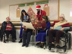 Cuentacuentos navideño en la Residencia de mayores Txurdinagabarri