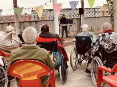 Fiesta tropical en Txurdinagabarri FIesta tropical en la Residencia de la tercera edad Txurdinagabarri