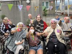 Fiesta tropical en Txurdinagabarri FIesta tropical en la Residencia de la tercera edad Txurdinagabarri