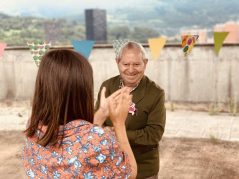 Fiesta tropical en Txurdinagabarri FIesta tropical en la Residencia de la tercera edad Txurdinagabarri