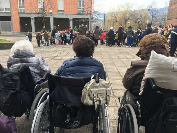 Txikiak eta helduak Santa Agedari kantari Txurdinagan Txikiak eta helduak Santa Agedari kantari Txurdinagan