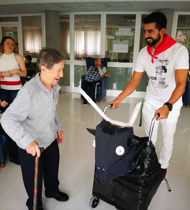 Zuria eta gorria Txurdinagabarri Egoitzan eta Eguneko Zentroan Zuria eta gorria eta Txurdinagabarri Egoitzan eta Eguneko Zentroan