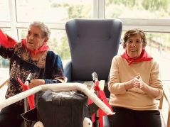 Berriro jantzi dugu sanferminetako zapi gorria Sanfermin Txurdinagabarri Adinekoen Egoitzan