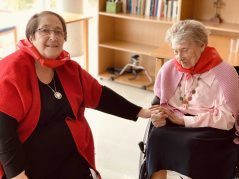 Berriro jantzi dugu sanferminetako zapi gorria Sanfermin Txurdinagabarri Adinekoen Egoitzan