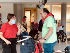 Volvemos a ponernos el pañuelo rojo de Sanfermines Sanfermines 2020 en la Residencia de mayores Txurdinagabarri de Bilbao